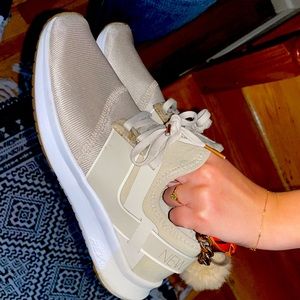 WOMENS NEW BALANCE SPORTS SHOES